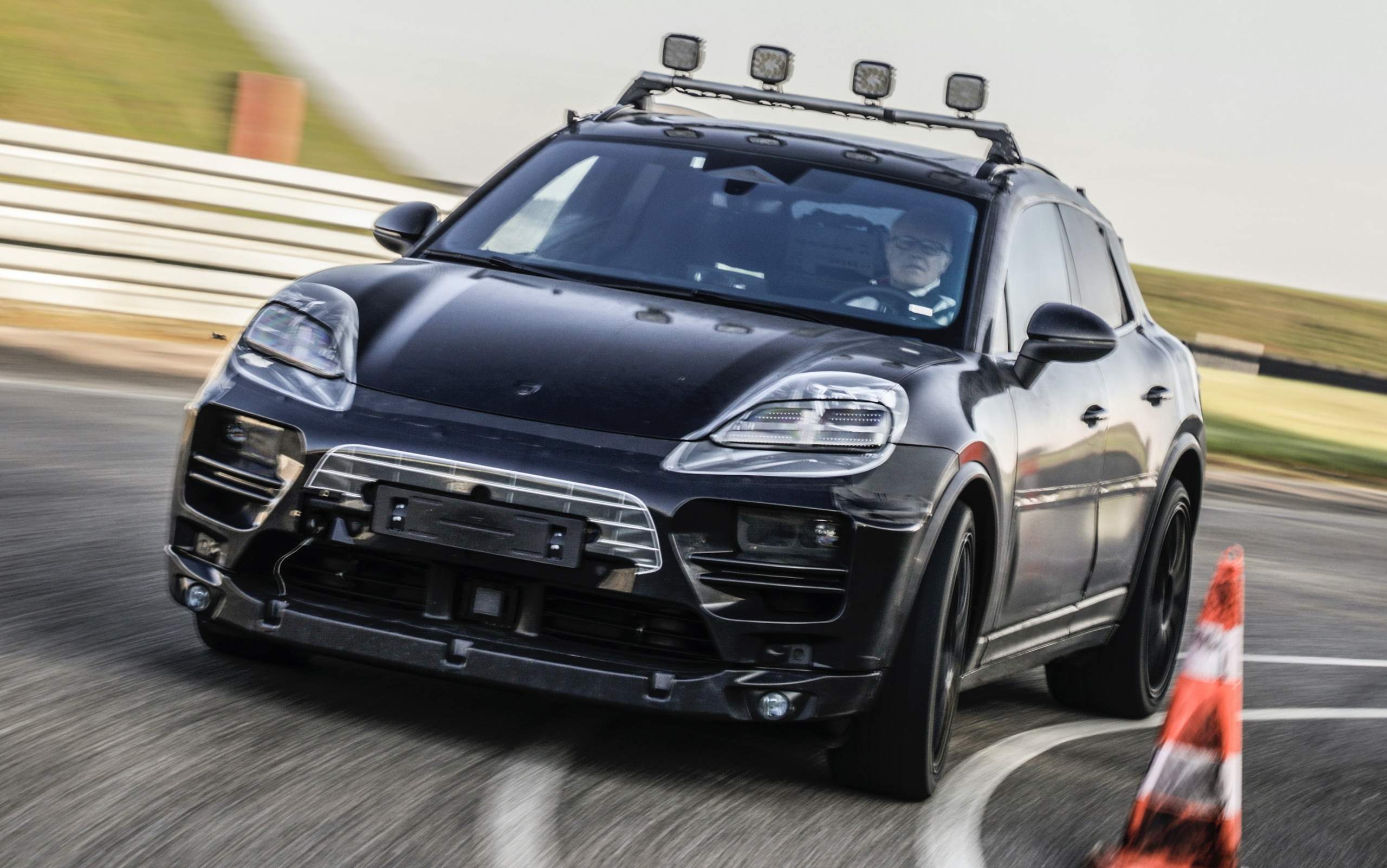 Porsche Macan EV chega em 2024 610 cv e bateria de 100 Kwh ADR Veículos